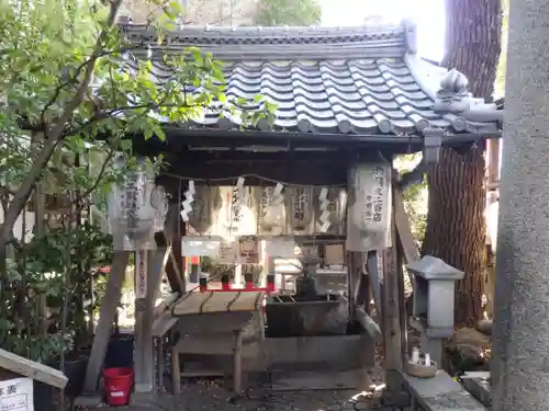 若一神社の手水舎