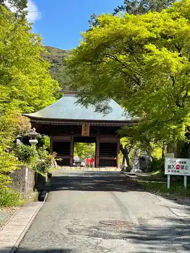 普門寺(切り絵御朱印発祥の寺)の山門