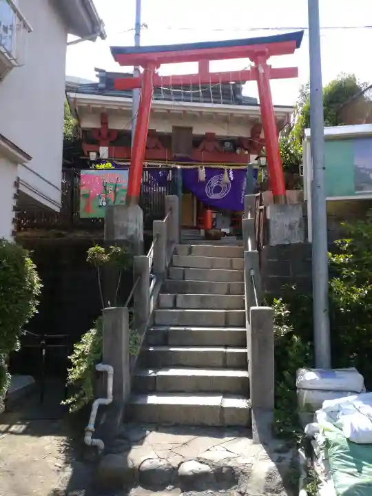 堀之内稲荷神社の{uncategorized: "未分類", other: "その他", undefined: "問題あり", building: "その他建物", grave: "お墓", sacred_gate: "鳥居", guardian: "狛犬", statue: "像", buddha: "仏像", history: "歴史", nature: "自然", garden: "庭園", animal: "動物", pagoda: "塔", temizu: "手水舎", mountain_gate: "山門・神門", sanctuary: "本殿・本堂", subordinate: "末社・摂社", art: "芸術", scenery: "景色", jizo: "地蔵", ema: "絵馬", goshuin: "御朱印", omikuji: "おみくじ", items: "授与品その他", amulet: "お守り", goshuincho: "御朱印帳", eats: "食事", festival: "お祭り", votive_dance: "神楽", shichigosan: "七五三参", wedding: "結婚式", experience: "体験その他", initially: "初詣", around: "周辺", anti_infection: "感染症対策"}