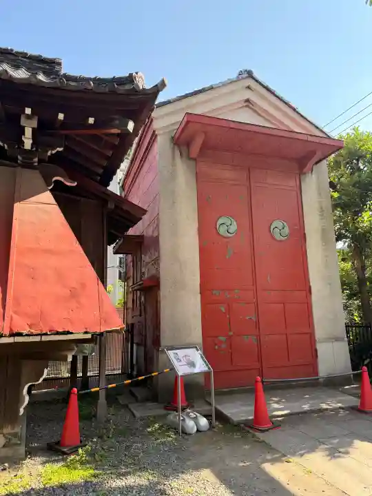 麻布氷川神社の{uncategorized: "未分類", other: "その他", undefined: "問題あり", building: "その他建物", grave: "お墓", sacred_gate: "鳥居", guardian: "狛犬", statue: "像", buddha: "仏像", history: "歴史", nature: "自然", garden: "庭園", animal: "動物", pagoda: "塔", temizu: "手水舎", mountain_gate: "山門・神門", sanctuary: "本殿・本堂", subordinate: "末社・摂社", art: "芸術", scenery: "景色", jizo: "地蔵", ema: "絵馬", goshuin: "御朱印", omikuji: "おみくじ", items: "授与品その他", amulet: "お守り", goshuincho: "御朱印帳", eats: "食事", festival: "お祭り", votive_dance: "神楽", shichigosan: "七五三参", wedding: "結婚式", experience: "体験その他", initially: "初詣", around: "周辺", anti_infection: "感染症対策"}