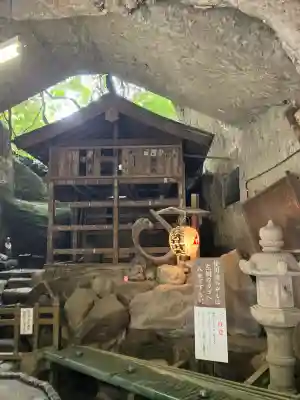 銭洗弁財天宇賀福神社の{uncategorized: "未分類", other: "その他", undefined: "問題あり", building: "その他建物", grave: "お墓", sacred_gate: "鳥居", guardian: "狛犬", statue: "像", buddha: "仏像", history: "歴史", nature: "自然", garden: "庭園", animal: "動物", pagoda: "塔", temizu: "手水舎", mountain_gate: "山門・神門", sanctuary: "本殿・本堂", subordinate: "末社・摂社", art: "芸術", scenery: "景色", jizo: "地蔵", ema: "絵馬", goshuin: "御朱印", omikuji: "おみくじ", items: "授与品その他", amulet: "お守り", goshuincho: "御朱印帳", eats: "食事", festival: "お祭り", votive_dance: "神楽", shichigosan: "七五三参", wedding: "結婚式", experience: "体験その他", initially: "初詣", around: "周辺", anti_infection: "感染症対策"}