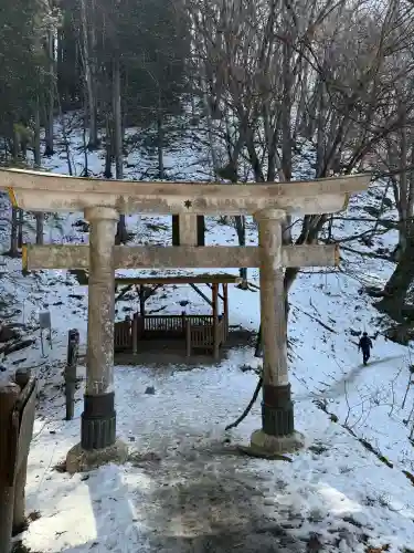 三峯神社奥宮の{uncategorized: "未分類", other: "その他", undefined: "問題あり", building: "その他建物", grave: "お墓", sacred_gate: "鳥居", guardian: "狛犬", statue: "像", buddha: "仏像", history: "歴史", nature: "自然", garden: "庭園", animal: "動物", pagoda: "塔", temizu: "手水舎", mountain_gate: "山門・神門", sanctuary: "本殿・本堂", subordinate: "末社・摂社", art: "芸術", scenery: "景色", jizo: "地蔵", ema: "絵馬", goshuin: "御朱印", omikuji: "おみくじ", items: "授与品その他", amulet: "お守り", goshuincho: "御朱印帳", eats: "食事", festival: "お祭り", votive_dance: "神楽", shichigosan: "七五三参", wedding: "結婚式", experience: "体験その他", initially: "初詣", around: "周辺", anti_infection: "感染症対策"}