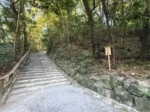 伊勢神宮外宮（豊受大神宮）の{uncategorized: "未分類", other: "その他", undefined: "問題あり", building: "その他建物", grave: "お墓", sacred_gate: "鳥居", guardian: "狛犬", statue: "像", buddha: "仏像", history: "歴史", nature: "自然", garden: "庭園", animal: "動物", pagoda: "塔", temizu: "手水舎", mountain_gate: "山門・神門", sanctuary: "本殿・本堂", subordinate: "末社・摂社", art: "芸術", scenery: "景色", jizo: "地蔵", ema: "絵馬", goshuin: "御朱印", omikuji: "おみくじ", items: "授与品その他", amulet: "お守り", goshuincho: "御朱印帳", eats: "食事", festival: "お祭り", votive_dance: "神楽", shichigosan: "七五三参", wedding: "結婚式", experience: "体験その他", initially: "初詣", around: "周辺", anti_infection: "感染症対策"}
