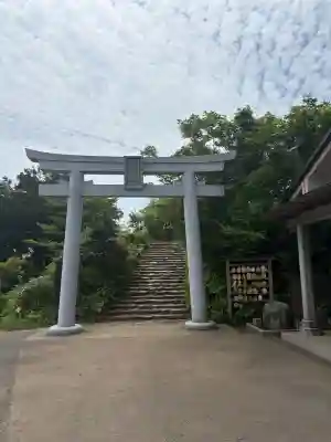 彌彦神社奥宮（御神廟）の{uncategorized: "未分類", other: "その他", undefined: "問題あり", building: "その他建物", grave: "お墓", sacred_gate: "鳥居", guardian: "狛犬", statue: "像", buddha: "仏像", history: "歴史", nature: "自然", garden: "庭園", animal: "動物", pagoda: "塔", temizu: "手水舎", mountain_gate: "山門・神門", sanctuary: "本殿・本堂", subordinate: "末社・摂社", art: "芸術", scenery: "景色", jizo: "地蔵", ema: "絵馬", goshuin: "御朱印", omikuji: "おみくじ", items: "授与品その他", amulet: "お守り", goshuincho: "御朱印帳", eats: "食事", festival: "お祭り", votive_dance: "神楽", shichigosan: "七五三参", wedding: "結婚式", experience: "体験その他", initially: "初詣", around: "周辺", anti_infection: "感染症対策"}