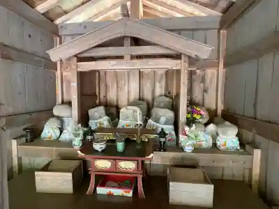 地蔵堂 (稗谷日枝神社鳥居横)の{uncategorized: "未分類", other: "その他", undefined: "問題あり", building: "その他建物", grave: "お墓", sacred_gate: "鳥居", guardian: "狛犬", statue: "像", buddha: "仏像", history: "歴史", nature: "自然", garden: "庭園", animal: "動物", pagoda: "塔", temizu: "手水舎", mountain_gate: "山門・神門", sanctuary: "本殿・本堂", subordinate: "末社・摂社", art: "芸術", scenery: "景色", jizo: "地蔵", ema: "絵馬", goshuin: "御朱印", omikuji: "おみくじ", items: "授与品その他", amulet: "お守り", goshuincho: "御朱印帳", eats: "食事", festival: "お祭り", votive_dance: "神楽", shichigosan: "七五三参", wedding: "結婚式", experience: "体験その他", initially: "初詣", around: "周辺", anti_infection: "感染症対策"}
