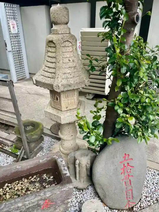 宝禄稲荷神社の{uncategorized: "未分類", other: "その他", undefined: "問題あり", building: "その他建物", grave: "お墓", sacred_gate: "鳥居", guardian: "狛犬", statue: "像", buddha: "仏像", history: "歴史", nature: "自然", garden: "庭園", animal: "動物", pagoda: "塔", temizu: "手水舎", mountain_gate: "山門・神門", sanctuary: "本殿・本堂", subordinate: "末社・摂社", art: "芸術", scenery: "景色", jizo: "地蔵", ema: "絵馬", goshuin: "御朱印", omikuji: "おみくじ", items: "授与品その他", amulet: "お守り", goshuincho: "御朱印帳", eats: "食事", festival: "お祭り", votive_dance: "神楽", shichigosan: "七五三参", wedding: "結婚式", experience: "体験その他", initially: "初詣", around: "周辺", anti_infection: "感染症対策"}
