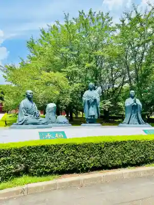 総持寺の{uncategorized: "未分類", other: "その他", undefined: "問題あり", building: "その他建物", grave: "お墓", sacred_gate: "鳥居", guardian: "狛犬", statue: "像", buddha: "仏像", history: "歴史", nature: "自然", garden: "庭園", animal: "動物", pagoda: "塔", temizu: "手水舎", mountain_gate: "山門・神門", sanctuary: "本殿・本堂", subordinate: "末社・摂社", art: "芸術", scenery: "景色", jizo: "地蔵", ema: "絵馬", goshuin: "御朱印", omikuji: "おみくじ", items: "授与品その他", amulet: "お守り", goshuincho: "御朱印帳", eats: "食事", festival: "お祭り", votive_dance: "神楽", shichigosan: "七五三参", wedding: "結婚式", experience: "体験その他", initially: "初詣", around: "周辺", anti_infection: "感染症対策"}