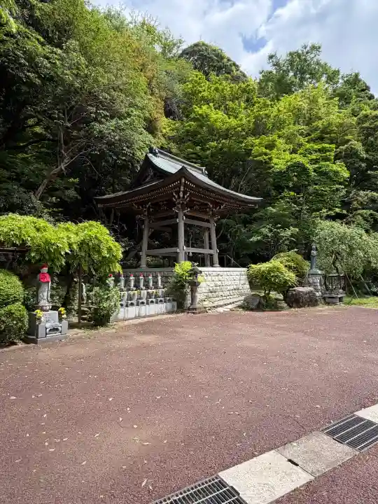 妙見寺の{uncategorized: "未分類", other: "その他", undefined: "問題あり", building: "その他建物", grave: "お墓", sacred_gate: "鳥居", guardian: "狛犬", statue: "像", buddha: "仏像", history: "歴史", nature: "自然", garden: "庭園", animal: "動物", pagoda: "塔", temizu: "手水舎", mountain_gate: "山門・神門", sanctuary: "本殿・本堂", subordinate: "末社・摂社", art: "芸術", scenery: "景色", jizo: "地蔵", ema: "絵馬", goshuin: "御朱印", omikuji: "おみくじ", items: "授与品その他", amulet: "お守り", goshuincho: "御朱印帳", eats: "食事", festival: "お祭り", votive_dance: "神楽", shichigosan: "七五三参", wedding: "結婚式", experience: "体験その他", initially: "初詣", around: "周辺", anti_infection: "感染症対策"}