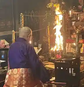 9月30日(火)13時より、
感応院本堂 にて 五大明王護摩供 を厳修いたします。
不動明王さまを中心に、降三世・軍荼利・大威徳・金剛夜叉の五大明王尊が本尊となり
燃え盛る炎の中で、いじめ・恨み・生き霊・怨霊を祓い、
煩悩や災いを焼き尽くしてくださいます。
🔥 怨敵退散
🔥 厄除け・病魔退散
🔥 心の迷いを断ち切る力
護摩の炎に願いを託し、清らかな未来を迎えてみませんか。
五大明王の迫力と慈悲に包まれる特別な法要、
皆さまのご参列を心よりお待ちしております🙏