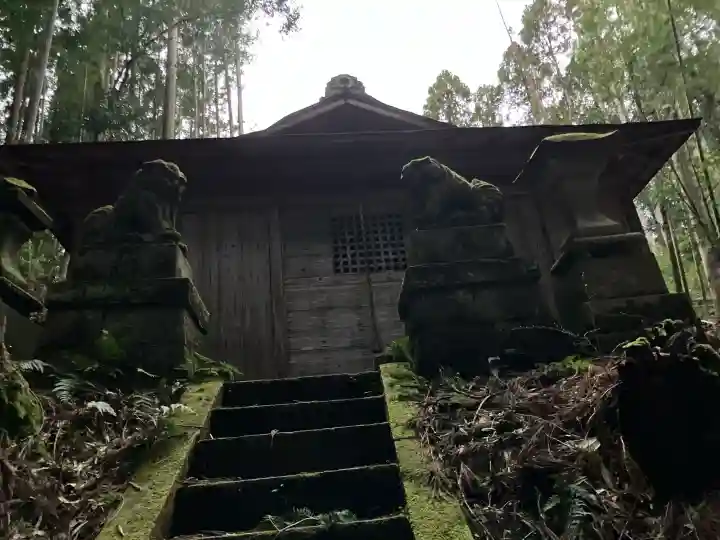 十二所神社の{uncategorized: "未分類", other: "その他", undefined: "問題あり", building: "その他建物", grave: "お墓", sacred_gate: "鳥居", guardian: "狛犬", statue: "像", buddha: "仏像", history: "歴史", nature: "自然", garden: "庭園", animal: "動物", pagoda: "塔", temizu: "手水舎", mountain_gate: "山門・神門", sanctuary: "本殿・本堂", subordinate: "末社・摂社", art: "芸術", scenery: "景色", jizo: "地蔵", ema: "絵馬", goshuin: "御朱印", omikuji: "おみくじ", items: "授与品その他", amulet: "お守り", goshuincho: "御朱印帳", eats: "食事", festival: "お祭り", votive_dance: "神楽", shichigosan: "七五三参", wedding: "結婚式", experience: "体験その他", initially: "初詣", around: "周辺", anti_infection: "感染症対策"}