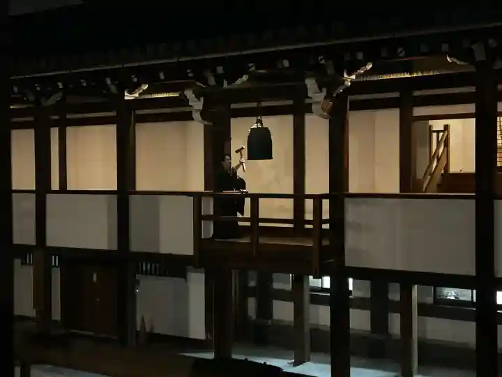 本願寺(西本願寺)の{uncategorized: "未分類", other: "その他", undefined: "問題あり", building: "その他建物", grave: "お墓", sacred_gate: "鳥居", guardian: "狛犬", statue: "像", buddha: "仏像", history: "歴史", nature: "自然", garden: "庭園", animal: "動物", pagoda: "塔", temizu: "手水舎", mountain_gate: "山門・神門", sanctuary: "本殿・本堂", subordinate: "末社・摂社", art: "芸術", scenery: "景色", jizo: "地蔵", ema: "絵馬", goshuin: "御朱印", omikuji: "おみくじ", items: "授与品その他", amulet: "お守り", goshuincho: "御朱印帳", eats: "食事", festival: "お祭り", votive_dance: "神楽", shichigosan: "七五三参", wedding: "結婚式", experience: "体験その他", initially: "初詣", around: "周辺", anti_infection: "感染症対策"}