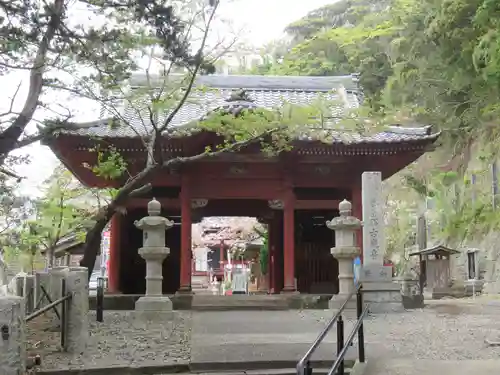 那古寺の山門