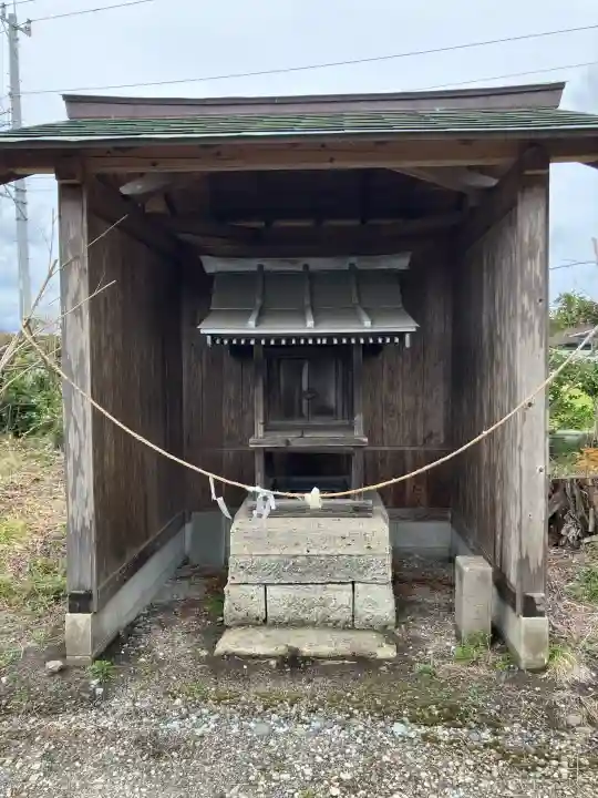 三神社の{uncategorized: "未分類", other: "その他", undefined: "問題あり", building: "その他建物", grave: "お墓", sacred_gate: "鳥居", guardian: "狛犬", statue: "像", buddha: "仏像", history: "歴史", nature: "自然", garden: "庭園", animal: "動物", pagoda: "塔", temizu: "手水舎", mountain_gate: "山門・神門", sanctuary: "本殿・本堂", subordinate: "末社・摂社", art: "芸術", scenery: "景色", jizo: "地蔵", ema: "絵馬", goshuin: "御朱印", omikuji: "おみくじ", items: "授与品その他", amulet: "お守り", goshuincho: "御朱印帳", eats: "食事", festival: "お祭り", votive_dance: "神楽", shichigosan: "七五三参", wedding: "結婚式", experience: "体験その他", initially: "初詣", around: "周辺", anti_infection: "感染症対策"}