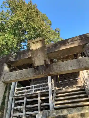 宇都宮神社（御神楽町）の{uncategorized: "未分類", other: "その他", undefined: "問題あり", building: "その他建物", grave: "お墓", sacred_gate: "鳥居", guardian: "狛犬", statue: "像", buddha: "仏像", history: "歴史", nature: "自然", garden: "庭園", animal: "動物", pagoda: "塔", temizu: "手水舎", mountain_gate: "山門・神門", sanctuary: "本殿・本堂", subordinate: "末社・摂社", art: "芸術", scenery: "景色", jizo: "地蔵", ema: "絵馬", goshuin: "御朱印", omikuji: "おみくじ", items: "授与品その他", amulet: "お守り", goshuincho: "御朱印帳", eats: "食事", festival: "お祭り", votive_dance: "神楽", shichigosan: "七五三参", wedding: "結婚式", experience: "体験その他", initially: "初詣", around: "周辺", anti_infection: "感染症対策"}