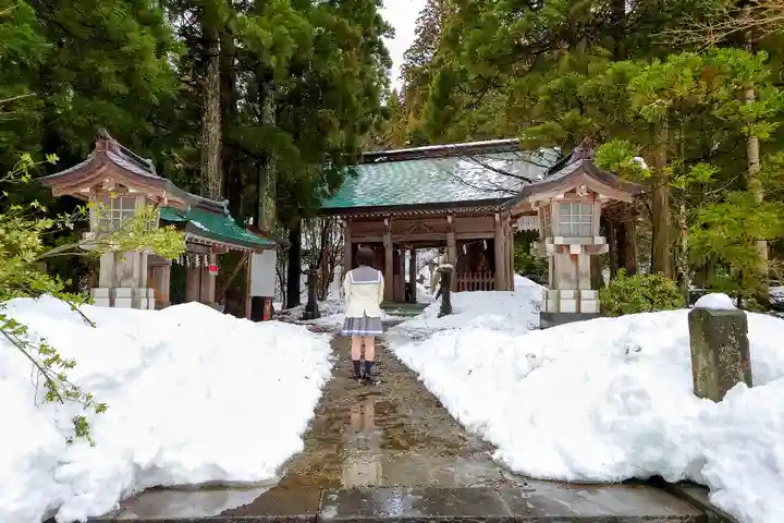 真山神社の山門・神門