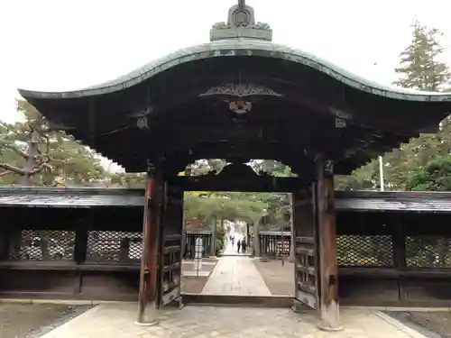 上杉神社の山門・神門