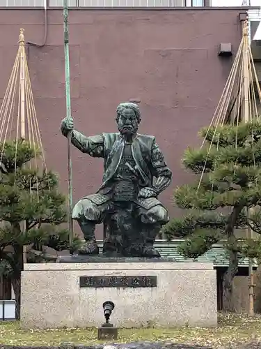 柴田神社の像