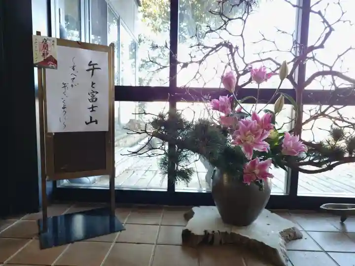 座間神社の{uncategorized: "未分類", other: "その他", undefined: "問題あり", building: "その他建物", grave: "お墓", sacred_gate: "鳥居", guardian: "狛犬", statue: "像", buddha: "仏像", history: "歴史", nature: "自然", garden: "庭園", animal: "動物", pagoda: "塔", temizu: "手水舎", mountain_gate: "山門・神門", sanctuary: "本殿・本堂", subordinate: "末社・摂社", art: "芸術", scenery: "景色", jizo: "地蔵", ema: "絵馬", goshuin: "御朱印", omikuji: "おみくじ", items: "授与品その他", amulet: "お守り", goshuincho: "御朱印帳", eats: "食事", festival: "お祭り", votive_dance: "神楽", shichigosan: "七五三参", wedding: "結婚式", experience: "体験その他", initially: "初詣", around: "周辺", anti_infection: "感染症対策"}