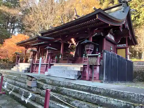 新海三社神社の本殿