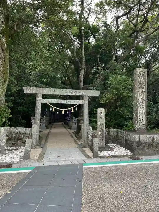 花窟神社の{uncategorized: "未分類", other: "その他", undefined: "問題あり", building: "その他建物", grave: "お墓", sacred_gate: "鳥居", guardian: "狛犬", statue: "像", buddha: "仏像", history: "歴史", nature: "自然", garden: "庭園", animal: "動物", pagoda: "塔", temizu: "手水舎", mountain_gate: "山門・神門", sanctuary: "本殿・本堂", subordinate: "末社・摂社", art: "芸術", scenery: "景色", jizo: "地蔵", ema: "絵馬", goshuin: "御朱印", omikuji: "おみくじ", items: "授与品その他", amulet: "お守り", goshuincho: "御朱印帳", eats: "食事", festival: "お祭り", votive_dance: "神楽", shichigosan: "七五三参", wedding: "結婚式", experience: "体験その他", initially: "初詣", around: "周辺", anti_infection: "感染症対策"}