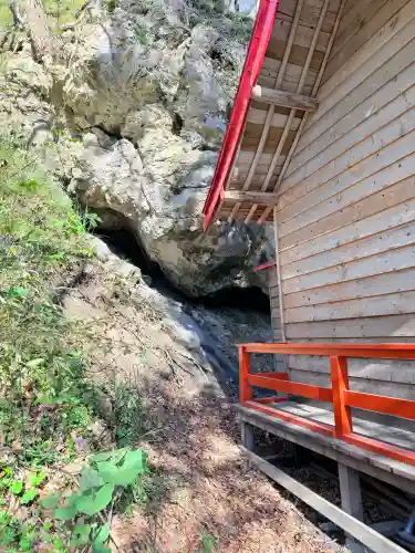 湯の沢神社の{uncategorized: "未分類", other: "その他", undefined: "問題あり", building: "その他建物", grave: "お墓", sacred_gate: "鳥居", guardian: "狛犬", statue: "像", buddha: "仏像", history: "歴史", nature: "自然", garden: "庭園", animal: "動物", pagoda: "塔", temizu: "手水舎", mountain_gate: "山門・神門", sanctuary: "本殿・本堂", subordinate: "末社・摂社", art: "芸術", scenery: "景色", jizo: "地蔵", ema: "絵馬", goshuin: "御朱印", omikuji: "おみくじ", items: "授与品その他", amulet: "お守り", goshuincho: "御朱印帳", eats: "食事", festival: "お祭り", votive_dance: "神楽", shichigosan: "七五三参", wedding: "結婚式", experience: "体験その他", initially: "初詣", around: "周辺", anti_infection: "感染症対策"}