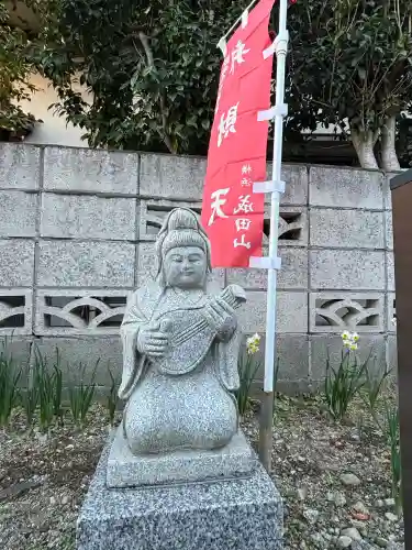 成田山横浜別院延命院の{uncategorized: "未分類", other: "その他", undefined: "問題あり", building: "その他建物", grave: "お墓", sacred_gate: "鳥居", guardian: "狛犬", statue: "像", buddha: "仏像", history: "歴史", nature: "自然", garden: "庭園", animal: "動物", pagoda: "塔", temizu: "手水舎", mountain_gate: "山門・神門", sanctuary: "本殿・本堂", subordinate: "末社・摂社", art: "芸術", scenery: "景色", jizo: "地蔵", ema: "絵馬", goshuin: "御朱印", omikuji: "おみくじ", items: "授与品その他", amulet: "お守り", goshuincho: "御朱印帳", eats: "食事", festival: "お祭り", votive_dance: "神楽", shichigosan: "七五三参", wedding: "結婚式", experience: "体験その他", initially: "初詣", around: "周辺", anti_infection: "感染症対策"}