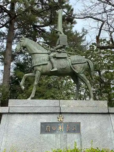 射水神社の像