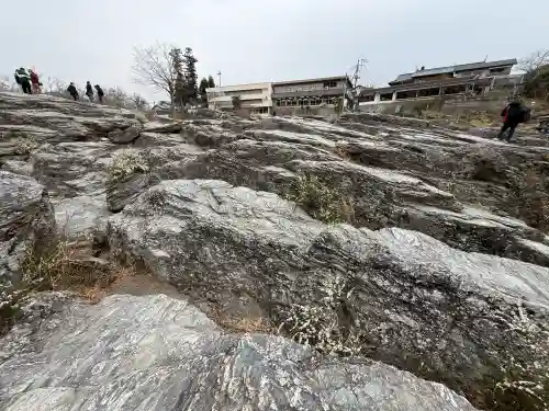 宝登山神社の{uncategorized: "未分類", other: "その他", undefined: "問題あり", building: "その他建物", grave: "お墓", sacred_gate: "鳥居", guardian: "狛犬", statue: "像", buddha: "仏像", history: "歴史", nature: "自然", garden: "庭園", animal: "動物", pagoda: "塔", temizu: "手水舎", mountain_gate: "山門・神門", sanctuary: "本殿・本堂", subordinate: "末社・摂社", art: "芸術", scenery: "景色", jizo: "地蔵", ema: "絵馬", goshuin: "御朱印", omikuji: "おみくじ", items: "授与品その他", amulet: "お守り", goshuincho: "御朱印帳", eats: "食事", festival: "お祭り", votive_dance: "神楽", shichigosan: "七五三参", wedding: "結婚式", experience: "体験その他", initially: "初詣", around: "周辺", anti_infection: "感染症対策"}