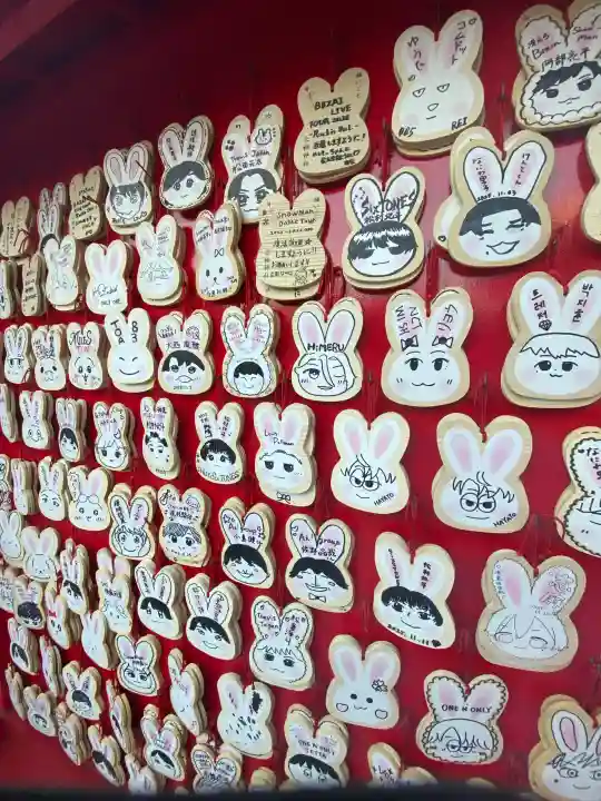 三輪神社の{uncategorized: "未分類", other: "その他", undefined: "問題あり", building: "その他建物", grave: "お墓", sacred_gate: "鳥居", guardian: "狛犬", statue: "像", buddha: "仏像", history: "歴史", nature: "自然", garden: "庭園", animal: "動物", pagoda: "塔", temizu: "手水舎", mountain_gate: "山門・神門", sanctuary: "本殿・本堂", subordinate: "末社・摂社", art: "芸術", scenery: "景色", jizo: "地蔵", ema: "絵馬", goshuin: "御朱印", omikuji: "おみくじ", items: "授与品その他", amulet: "お守り", goshuincho: "御朱印帳", eats: "食事", festival: "お祭り", votive_dance: "神楽", shichigosan: "七五三参", wedding: "結婚式", experience: "体験その他", initially: "初詣", around: "周辺", anti_infection: "感染症対策"}