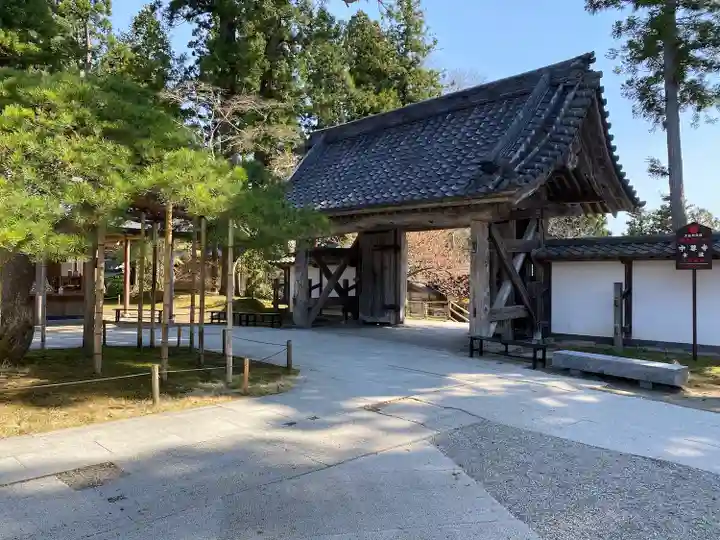 中尊寺の山門・神門