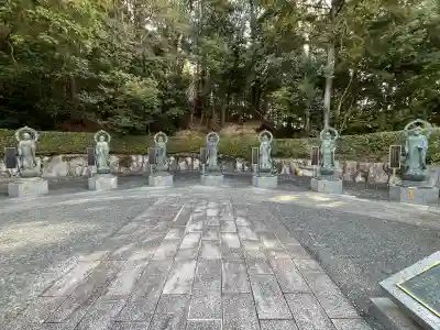 花山院菩提寺の{uncategorized: "未分類", other: "その他", undefined: "問題あり", building: "その他建物", grave: "お墓", sacred_gate: "鳥居", guardian: "狛犬", statue: "像", buddha: "仏像", history: "歴史", nature: "自然", garden: "庭園", animal: "動物", pagoda: "塔", temizu: "手水舎", mountain_gate: "山門・神門", sanctuary: "本殿・本堂", subordinate: "末社・摂社", art: "芸術", scenery: "景色", jizo: "地蔵", ema: "絵馬", goshuin: "御朱印", omikuji: "おみくじ", items: "授与品その他", amulet: "お守り", goshuincho: "御朱印帳", eats: "食事", festival: "お祭り", votive_dance: "神楽", shichigosan: "七五三参", wedding: "結婚式", experience: "体験その他", initially: "初詣", around: "周辺", anti_infection: "感染症対策"}