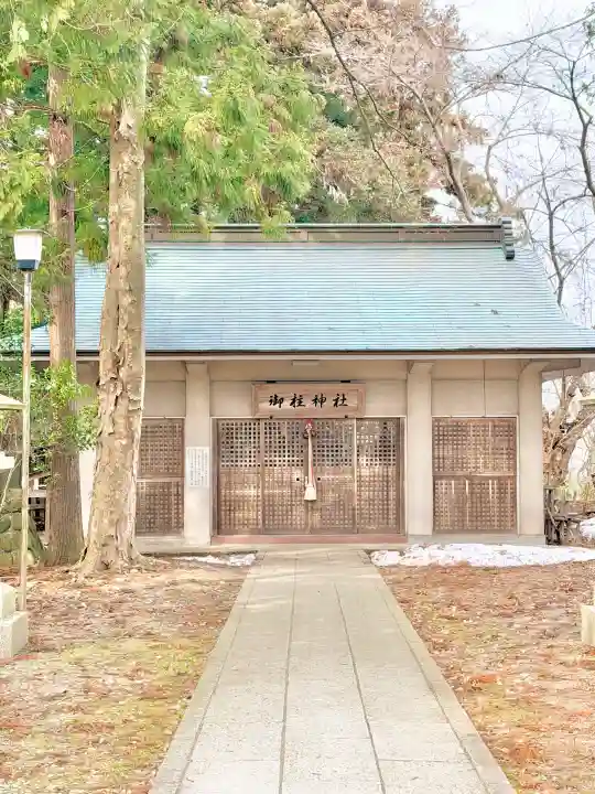 鳥谷崎神社の{uncategorized: "未分類", other: "その他", undefined: "問題あり", building: "その他建物", grave: "お墓", sacred_gate: "鳥居", guardian: "狛犬", statue: "像", buddha: "仏像", history: "歴史", nature: "自然", garden: "庭園", animal: "動物", pagoda: "塔", temizu: "手水舎", mountain_gate: "山門・神門", sanctuary: "本殿・本堂", subordinate: "末社・摂社", art: "芸術", scenery: "景色", jizo: "地蔵", ema: "絵馬", goshuin: "御朱印", omikuji: "おみくじ", items: "授与品その他", amulet: "お守り", goshuincho: "御朱印帳", eats: "食事", festival: "お祭り", votive_dance: "神楽", shichigosan: "七五三参", wedding: "結婚式", experience: "体験その他", initially: "初詣", around: "周辺", anti_infection: "感染症対策"}