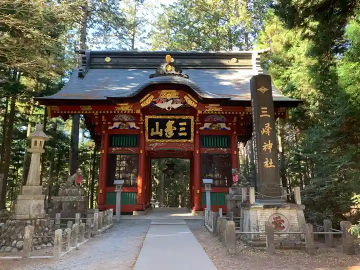 三峯神社の山門・神門