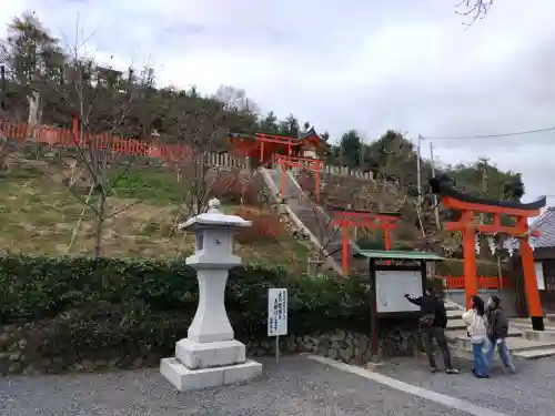義照稲荷神社・稲荷命婦元宮（建勲神社末社）の{uncategorized: "未分類", other: "その他", undefined: "問題あり", building: "その他建物", grave: "お墓", sacred_gate: "鳥居", guardian: "狛犬", statue: "像", buddha: "仏像", history: "歴史", nature: "自然", garden: "庭園", animal: "動物", pagoda: "塔", temizu: "手水舎", mountain_gate: "山門・神門", sanctuary: "本殿・本堂", subordinate: "末社・摂社", art: "芸術", scenery: "景色", jizo: "地蔵", ema: "絵馬", goshuin: "御朱印", omikuji: "おみくじ", items: "授与品その他", amulet: "お守り", goshuincho: "御朱印帳", eats: "食事", festival: "お祭り", votive_dance: "神楽", shichigosan: "七五三参", wedding: "結婚式", experience: "体験その他", initially: "初詣", around: "周辺", anti_infection: "感染症対策"}