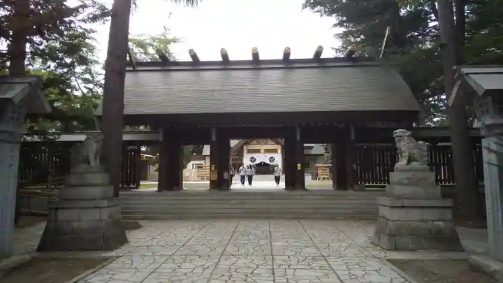 帯廣神社の山門・神門