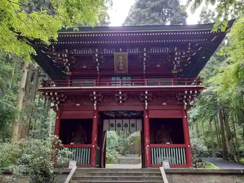御岩神社の山門・神門