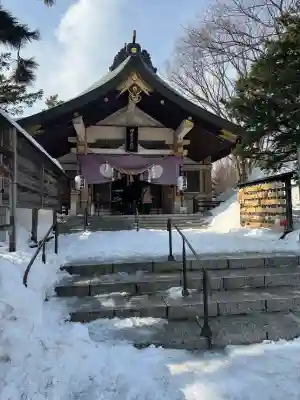 彌彦神社　(伊夜日子神社)の{uncategorized: "未分類", other: "その他", undefined: "問題あり", building: "その他建物", grave: "お墓", sacred_gate: "鳥居", guardian: "狛犬", statue: "像", buddha: "仏像", history: "歴史", nature: "自然", garden: "庭園", animal: "動物", pagoda: "塔", temizu: "手水舎", mountain_gate: "山門・神門", sanctuary: "本殿・本堂", subordinate: "末社・摂社", art: "芸術", scenery: "景色", jizo: "地蔵", ema: "絵馬", goshuin: "御朱印", omikuji: "おみくじ", items: "授与品その他", amulet: "お守り", goshuincho: "御朱印帳", eats: "食事", festival: "お祭り", votive_dance: "神楽", shichigosan: "七五三参", wedding: "結婚式", experience: "体験その他", initially: "初詣", around: "周辺", anti_infection: "感染症対策"}