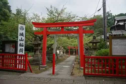 松江城山稲荷神社の鳥居