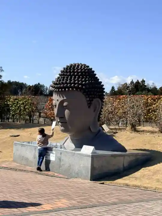 東本願寺本廟 牛久浄苑(牛久大仏)の{uncategorized: "未分類", other: "その他", undefined: "問題あり", building: "その他建物", grave: "お墓", sacred_gate: "鳥居", guardian: "狛犬", statue: "像", buddha: "仏像", history: "歴史", nature: "自然", garden: "庭園", animal: "動物", pagoda: "塔", temizu: "手水舎", mountain_gate: "山門・神門", sanctuary: "本殿・本堂", subordinate: "末社・摂社", art: "芸術", scenery: "景色", jizo: "地蔵", ema: "絵馬", goshuin: "御朱印", omikuji: "おみくじ", items: "授与品その他", amulet: "お守り", goshuincho: "御朱印帳", eats: "食事", festival: "お祭り", votive_dance: "神楽", shichigosan: "七五三参", wedding: "結婚式", experience: "体験その他", initially: "初詣", around: "周辺", anti_infection: "感染症対策"}