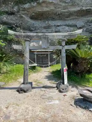 金比羅社の{uncategorized: "未分類", other: "その他", undefined: "問題あり", building: "その他建物", grave: "お墓", sacred_gate: "鳥居", guardian: "狛犬", statue: "像", buddha: "仏像", history: "歴史", nature: "自然", garden: "庭園", animal: "動物", pagoda: "塔", temizu: "手水舎", mountain_gate: "山門・神門", sanctuary: "本殿・本堂", subordinate: "末社・摂社", art: "芸術", scenery: "景色", jizo: "地蔵", ema: "絵馬", goshuin: "御朱印", omikuji: "おみくじ", items: "授与品その他", amulet: "お守り", goshuincho: "御朱印帳", eats: "食事", festival: "お祭り", votive_dance: "神楽", shichigosan: "七五三参", wedding: "結婚式", experience: "体験その他", initially: "初詣", around: "周辺", anti_infection: "感染症対策"}