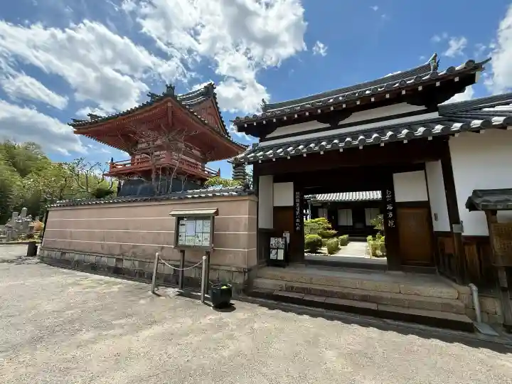 西方院の{uncategorized: "未分類", other: "その他", undefined: "問題あり", building: "その他建物", grave: "お墓", sacred_gate: "鳥居", guardian: "狛犬", statue: "像", buddha: "仏像", history: "歴史", nature: "自然", garden: "庭園", animal: "動物", pagoda: "塔", temizu: "手水舎", mountain_gate: "山門・神門", sanctuary: "本殿・本堂", subordinate: "末社・摂社", art: "芸術", scenery: "景色", jizo: "地蔵", ema: "絵馬", goshuin: "御朱印", omikuji: "おみくじ", items: "授与品その他", amulet: "お守り", goshuincho: "御朱印帳", eats: "食事", festival: "お祭り", votive_dance: "神楽", shichigosan: "七五三参", wedding: "結婚式", experience: "体験その他", initially: "初詣", around: "周辺", anti_infection: "感染症対策"}