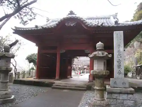 那古寺の山門