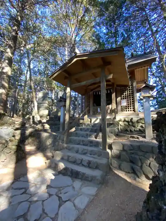 三峯神社の{uncategorized: "未分類", other: "その他", undefined: "問題あり", building: "その他建物", grave: "お墓", sacred_gate: "鳥居", guardian: "狛犬", statue: "像", buddha: "仏像", history: "歴史", nature: "自然", garden: "庭園", animal: "動物", pagoda: "塔", temizu: "手水舎", mountain_gate: "山門・神門", sanctuary: "本殿・本堂", subordinate: "末社・摂社", art: "芸術", scenery: "景色", jizo: "地蔵", ema: "絵馬", goshuin: "御朱印", omikuji: "おみくじ", items: "授与品その他", amulet: "お守り", goshuincho: "御朱印帳", eats: "食事", festival: "お祭り", votive_dance: "神楽", shichigosan: "七五三参", wedding: "結婚式", experience: "体験その他", initially: "初詣", around: "周辺", anti_infection: "感染症対策"}