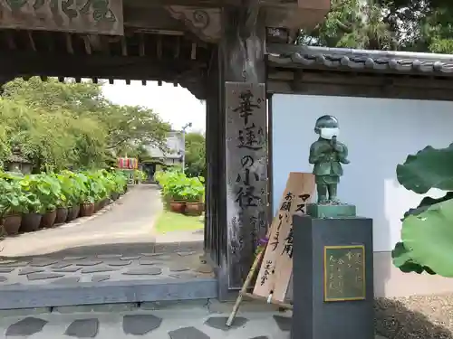 香勝寺の山門