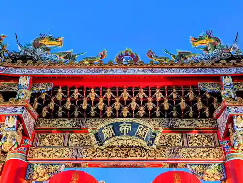 横濱関帝廟の山門・神門