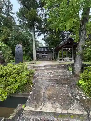 六所神社の{uncategorized: "未分類", other: "その他", undefined: "問題あり", building: "その他建物", grave: "お墓", sacred_gate: "鳥居", guardian: "狛犬", statue: "像", buddha: "仏像", history: "歴史", nature: "自然", garden: "庭園", animal: "動物", pagoda: "塔", temizu: "手水舎", mountain_gate: "山門・神門", sanctuary: "本殿・本堂", subordinate: "末社・摂社", art: "芸術", scenery: "景色", jizo: "地蔵", ema: "絵馬", goshuin: "御朱印", omikuji: "おみくじ", items: "授与品その他", amulet: "お守り", goshuincho: "御朱印帳", eats: "食事", festival: "お祭り", votive_dance: "神楽", shichigosan: "七五三参", wedding: "結婚式", experience: "体験その他", initially: "初詣", around: "周辺", anti_infection: "感染症対策"}