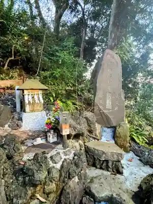 多摩川浅間神社の{uncategorized: "未分類", other: "その他", undefined: "問題あり", building: "その他建物", grave: "お墓", sacred_gate: "鳥居", guardian: "狛犬", statue: "像", buddha: "仏像", history: "歴史", nature: "自然", garden: "庭園", animal: "動物", pagoda: "塔", temizu: "手水舎", mountain_gate: "山門・神門", sanctuary: "本殿・本堂", subordinate: "末社・摂社", art: "芸術", scenery: "景色", jizo: "地蔵", ema: "絵馬", goshuin: "御朱印", omikuji: "おみくじ", items: "授与品その他", amulet: "お守り", goshuincho: "御朱印帳", eats: "食事", festival: "お祭り", votive_dance: "神楽", shichigosan: "七五三参", wedding: "結婚式", experience: "体験その他", initially: "初詣", around: "周辺", anti_infection: "感染症対策"}
