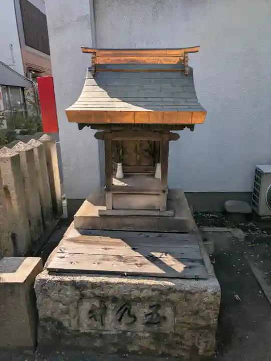 西出鎮守稲荷神社の{uncategorized: "未分類", other: "その他", undefined: "問題あり", building: "その他建物", grave: "お墓", sacred_gate: "鳥居", guardian: "狛犬", statue: "像", buddha: "仏像", history: "歴史", nature: "自然", garden: "庭園", animal: "動物", pagoda: "塔", temizu: "手水舎", mountain_gate: "山門・神門", sanctuary: "本殿・本堂", subordinate: "末社・摂社", art: "芸術", scenery: "景色", jizo: "地蔵", ema: "絵馬", goshuin: "御朱印", omikuji: "おみくじ", items: "授与品その他", amulet: "お守り", goshuincho: "御朱印帳", eats: "食事", festival: "お祭り", votive_dance: "神楽", shichigosan: "七五三参", wedding: "結婚式", experience: "体験その他", initially: "初詣", around: "周辺", anti_infection: "感染症対策"}