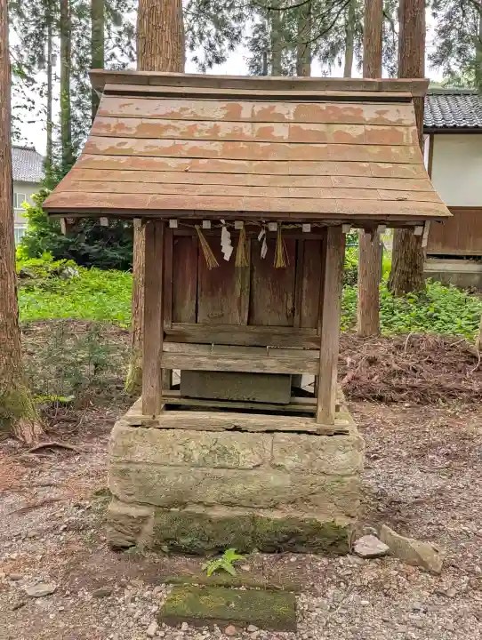 雄山神社中宮祈願殿の{uncategorized: "未分類", other: "その他", undefined: "問題あり", building: "その他建物", grave: "お墓", sacred_gate: "鳥居", guardian: "狛犬", statue: "像", buddha: "仏像", history: "歴史", nature: "自然", garden: "庭園", animal: "動物", pagoda: "塔", temizu: "手水舎", mountain_gate: "山門・神門", sanctuary: "本殿・本堂", subordinate: "末社・摂社", art: "芸術", scenery: "景色", jizo: "地蔵", ema: "絵馬", goshuin: "御朱印", omikuji: "おみくじ", items: "授与品その他", amulet: "お守り", goshuincho: "御朱印帳", eats: "食事", festival: "お祭り", votive_dance: "神楽", shichigosan: "七五三参", wedding: "結婚式", experience: "体験その他", initially: "初詣", around: "周辺", anti_infection: "感染症対策"}