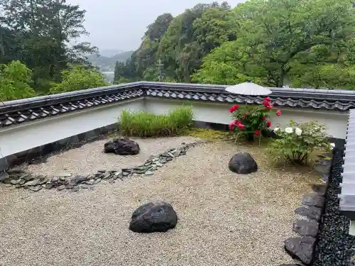岡寺（龍蓋寺）の{uncategorized: "未分類", other: "その他", undefined: "問題あり", building: "その他建物", grave: "お墓", sacred_gate: "鳥居", guardian: "狛犬", statue: "像", buddha: "仏像", history: "歴史", nature: "自然", garden: "庭園", animal: "動物", pagoda: "塔", temizu: "手水舎", mountain_gate: "山門・神門", sanctuary: "本殿・本堂", subordinate: "末社・摂社", art: "芸術", scenery: "景色", jizo: "地蔵", ema: "絵馬", goshuin: "御朱印", omikuji: "おみくじ", items: "授与品その他", amulet: "お守り", goshuincho: "御朱印帳", eats: "食事", festival: "お祭り", votive_dance: "神楽", shichigosan: "七五三参", wedding: "結婚式", experience: "体験その他", initially: "初詣", around: "周辺", anti_infection: "感染症対策"}